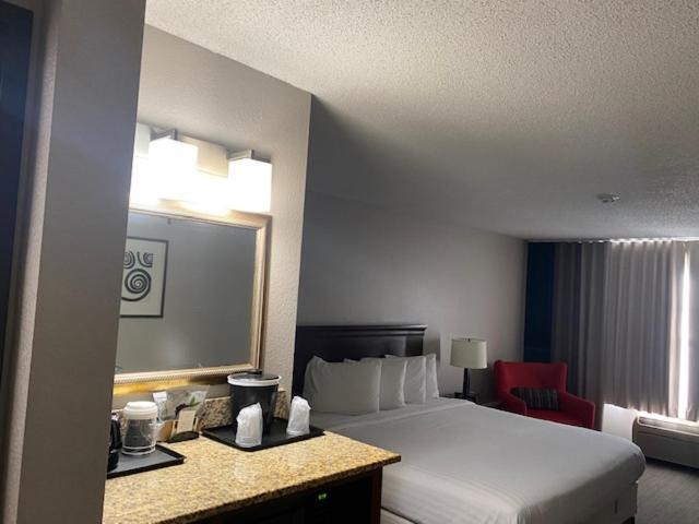 Country Inn & Suites By Radisson, Kansas City At Village West, Ks Bonner Springs المظهر الخارجي الصورة